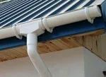 Як кріпити водостоки до даху – порядок кріплення елементів водостічної системи