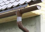 Як зробити злив води з даху – правила монтажу водостоків, труб, лотків