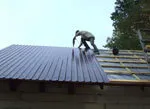 Як правильно виконати монтаж профнастилу на дах – покрокове керівництво