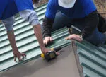 Правила кріплення профнастилу саморізами на даху – вибір кріплень і правила монтажу
